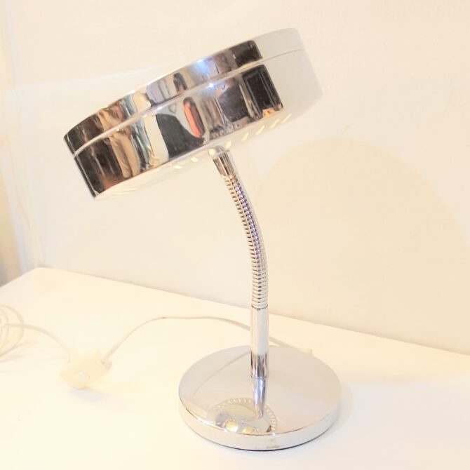 Lámpara de diseño contemporáneo con base cromada y brazo flexible - Imagen 3