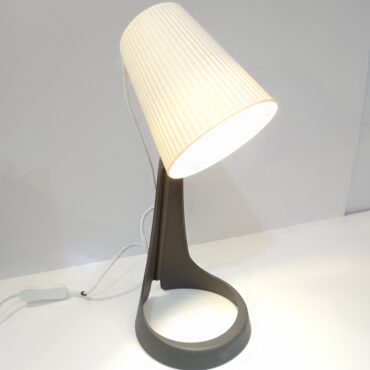 Lámpara de Mesa Contemporánea con Pantalla Acanalada