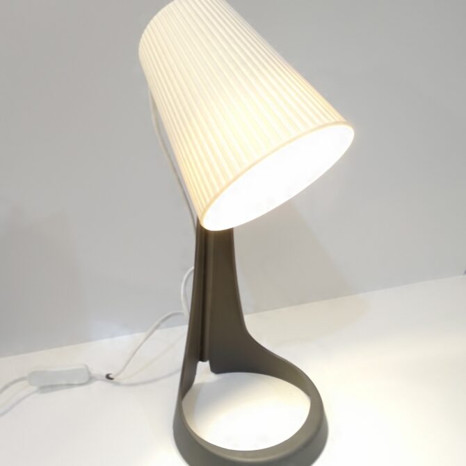 Lámpara de Mesa Contemporánea con Pantalla Acanalada - Imagen 3