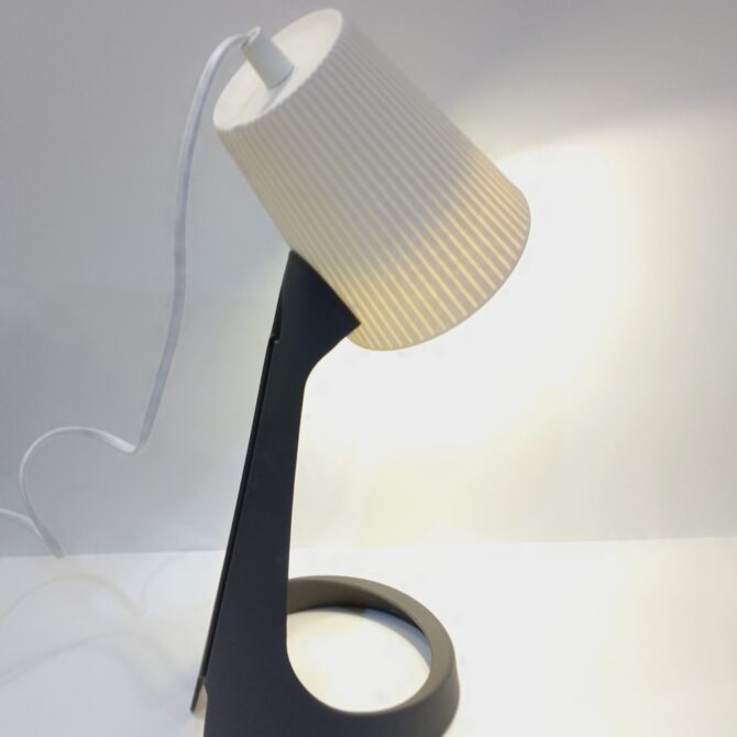 Lámpara de Mesa Contemporánea con Pantalla Acanalada - Imagen 4