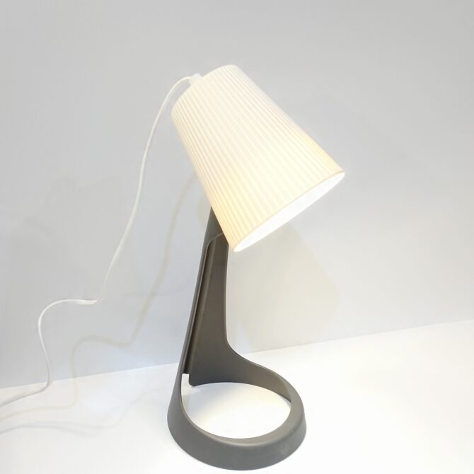 Lámpara de Mesa Contemporánea con Pantalla Acanalada - Imagen 2