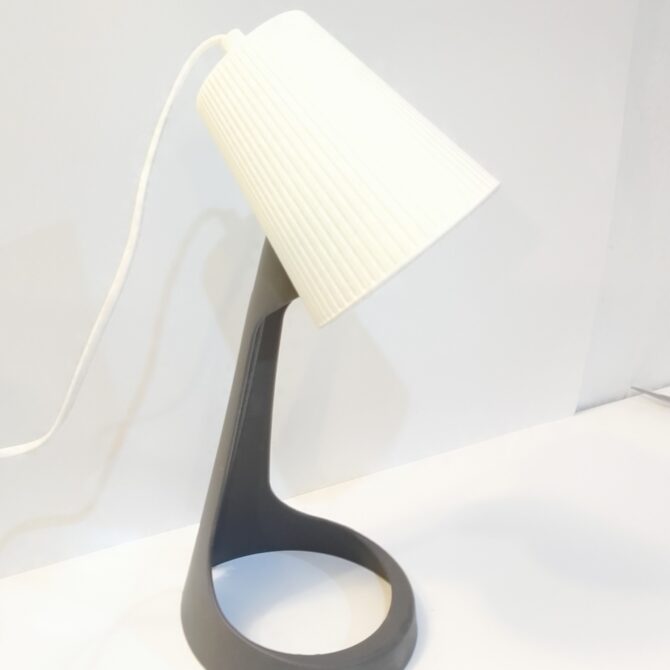 Lámpara de Mesa Contemporánea con Pantalla Acanalada - Imagen 5
