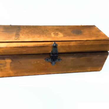 "Caja de Madera Antigua con Herrajes Decorativos"