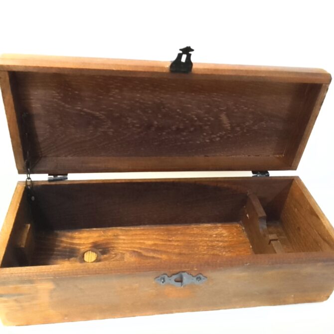 "Caja de Madera Antigua con Herrajes Decorativos" - Imagen 4