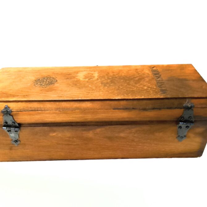 "Caja de Madera Antigua con Herrajes Decorativos" - Imagen 2
