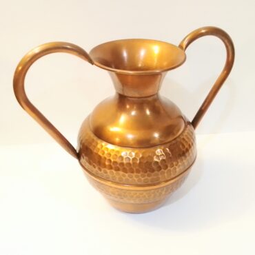 "Jarra de Bronce Doble Asa – Eco del Tiempo"