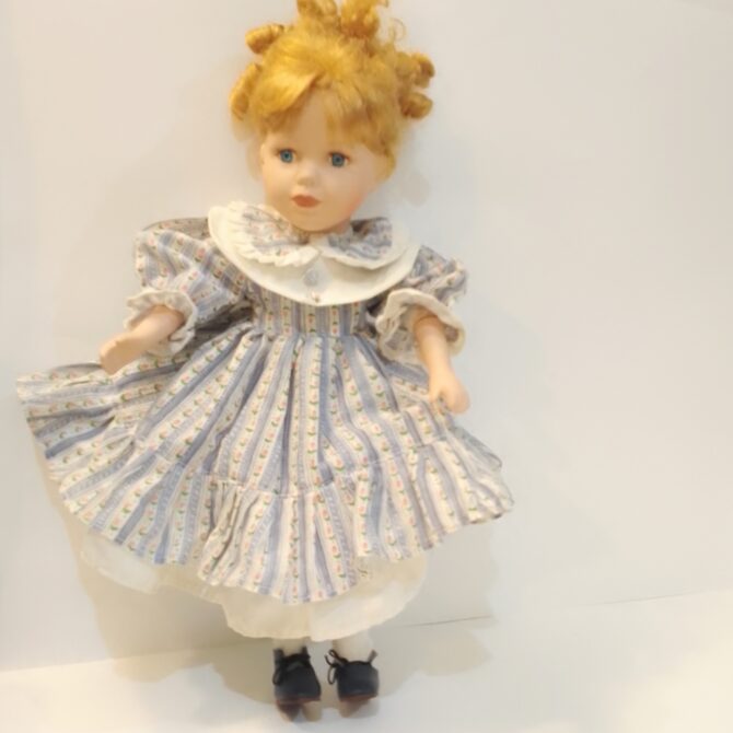 "Muñeca de Porcelana Vintage con Vestido de Época Floral" - Imagen 3