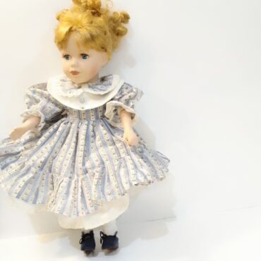 "Muñeca de Porcelana Vintage con Vestido de Época Floral"