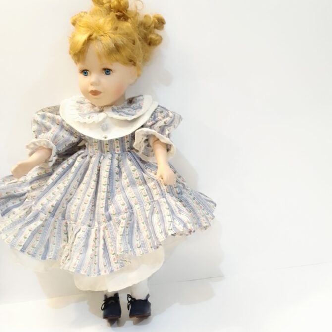 "Muñeca de Porcelana Vintage con Vestido de Época Floral"
