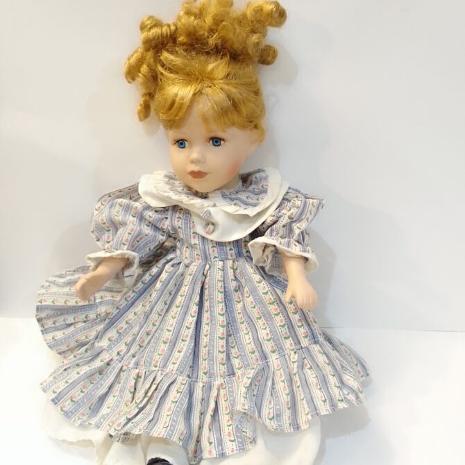 "Muñeca de Porcelana Vintage con Vestido de Época Floral" - Imagen 2