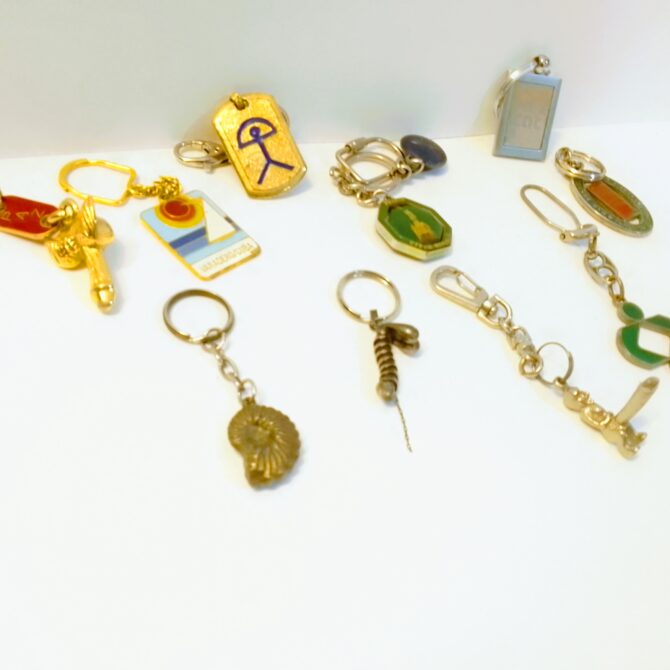 "Tesoros de Bolsillo: Colección de Llavero Vintage con Historia" cada uno x 1,89€ - Imagen 2