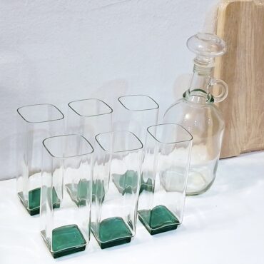 Set de 6 Vasos de Cristal, Jarra con Tapa y Tabla de Madera