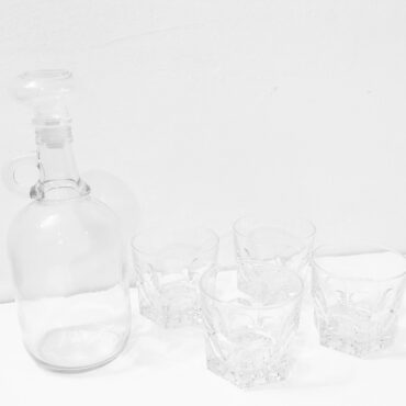 Set de Licorera con 4 Vasos de Cristal – Elegancia y Estilo