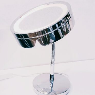 Lámpara de diseño contemporáneo con base cromada y brazo flexible