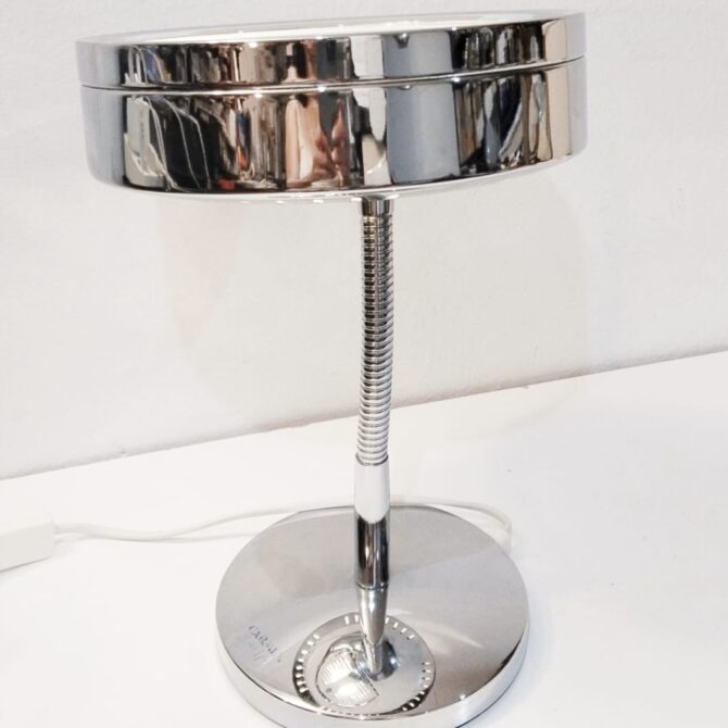 Lámpara de diseño contemporáneo con base cromada y brazo flexible - Imagen 2