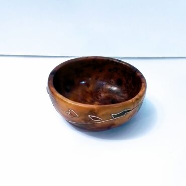 Cuenco Artesanal de Madera de Raíz con Incrustaciones de Nácar