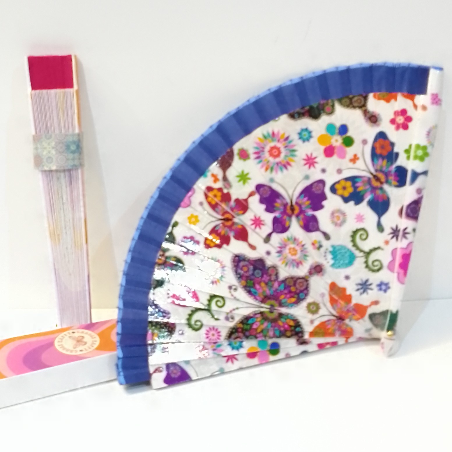 Abanico de Mano "Mariposas de Ensueño" – Edición Floral Artística