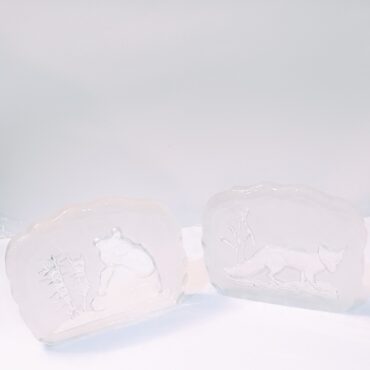 "Esculturas de Cristal Animal: Zorro y Panda en Relieve"