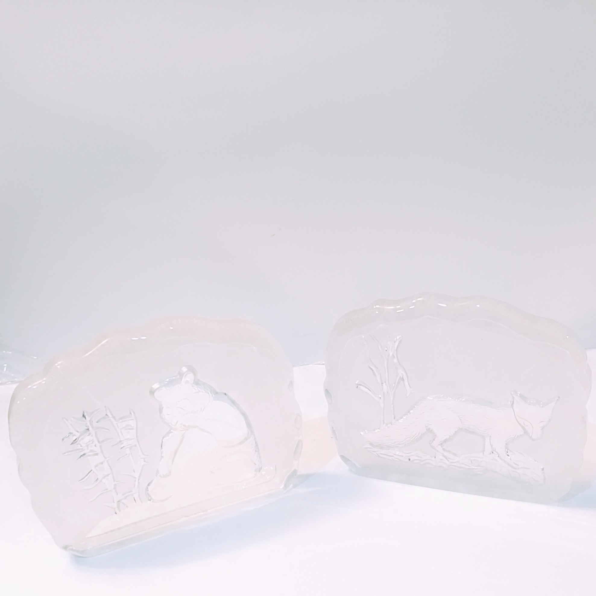 "Esculturas de Cristal Animal: Zorro y Panda en Relieve" - Imagen 2