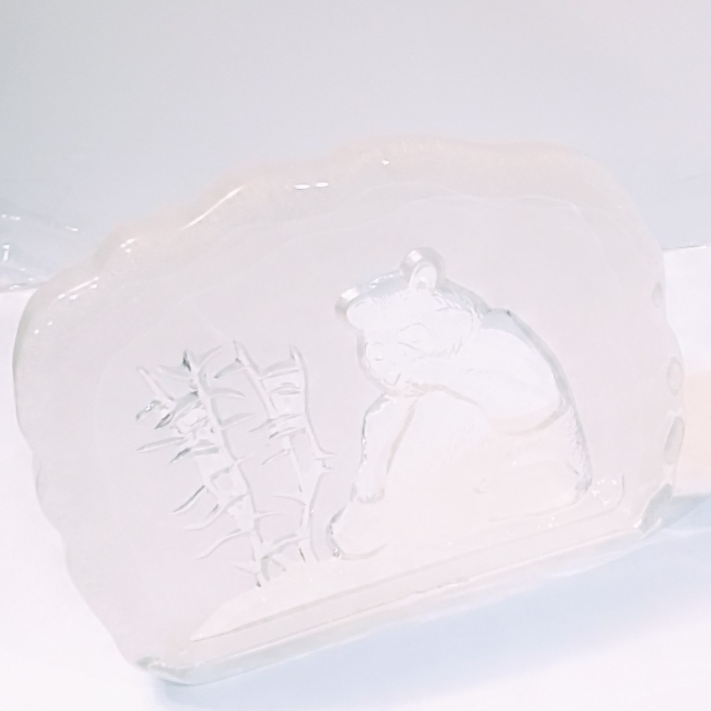 "Esculturas de Cristal Animal: Zorro y Panda en Relieve" - Imagen 3