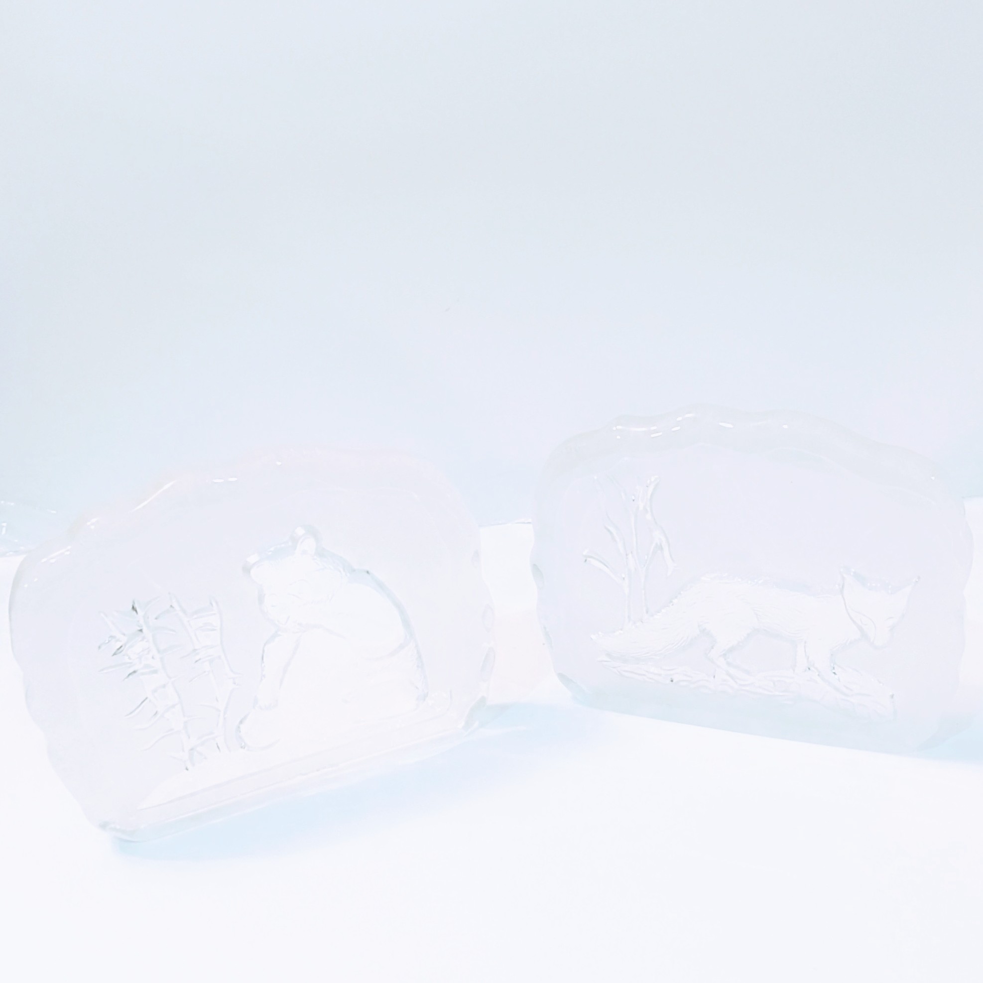 "Esculturas de Cristal Animal: Zorro y Panda en Relieve" - Imagen 5