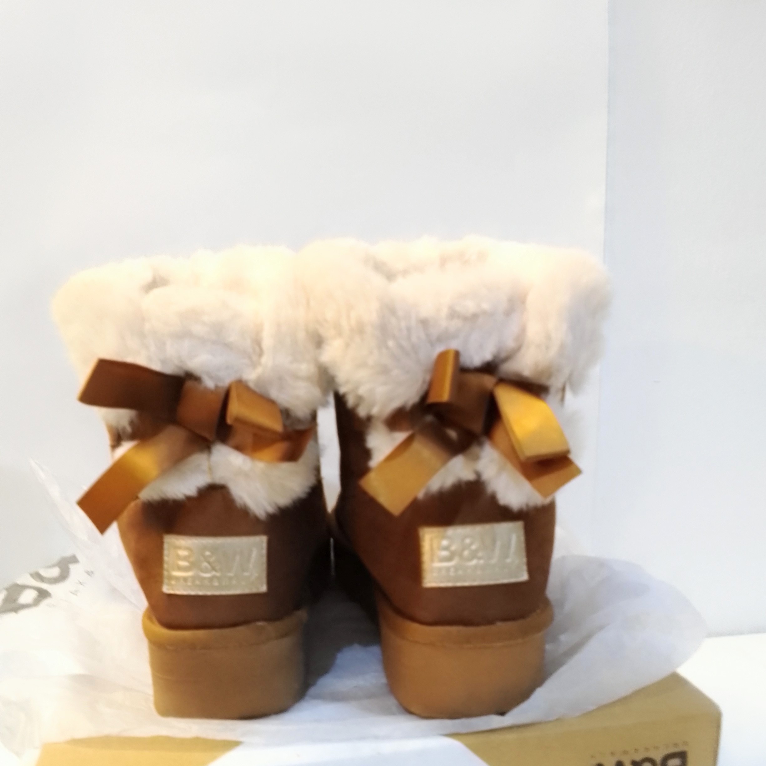 Botas de Invierno B&W con Forro de Piel Sintética y Lazo Decorativo - Imagen 3