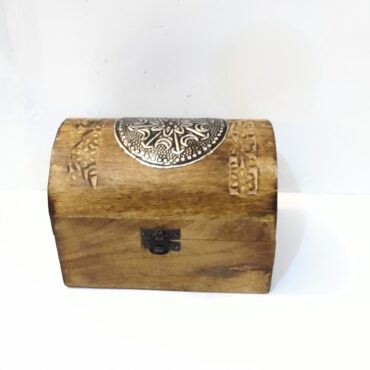 Caja de Madera Tallada con Detalle Metálico Artesanal – Estilo Vintage