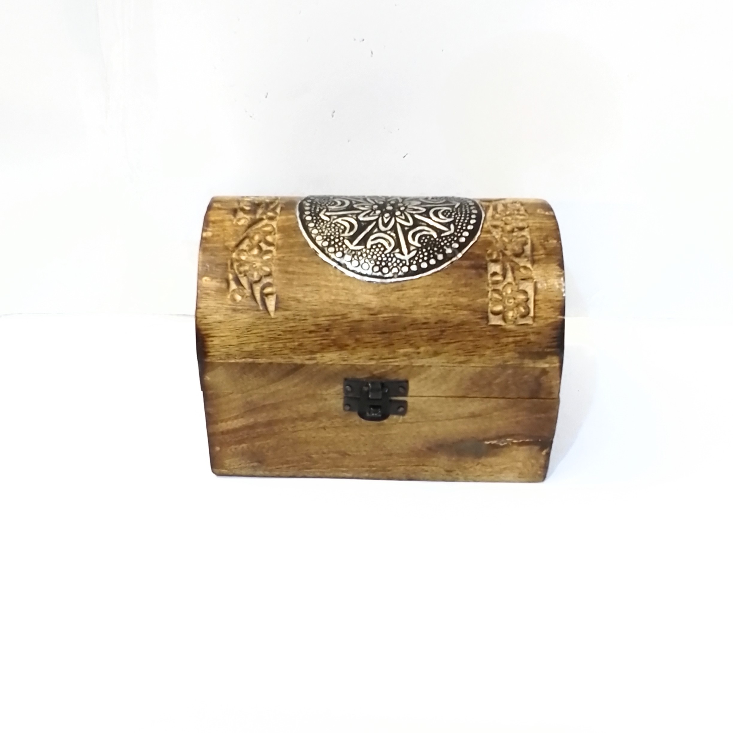 Caja de Madera Tallada con Detalle Metálico Artesanal – Estilo Vintage - Imagen 2