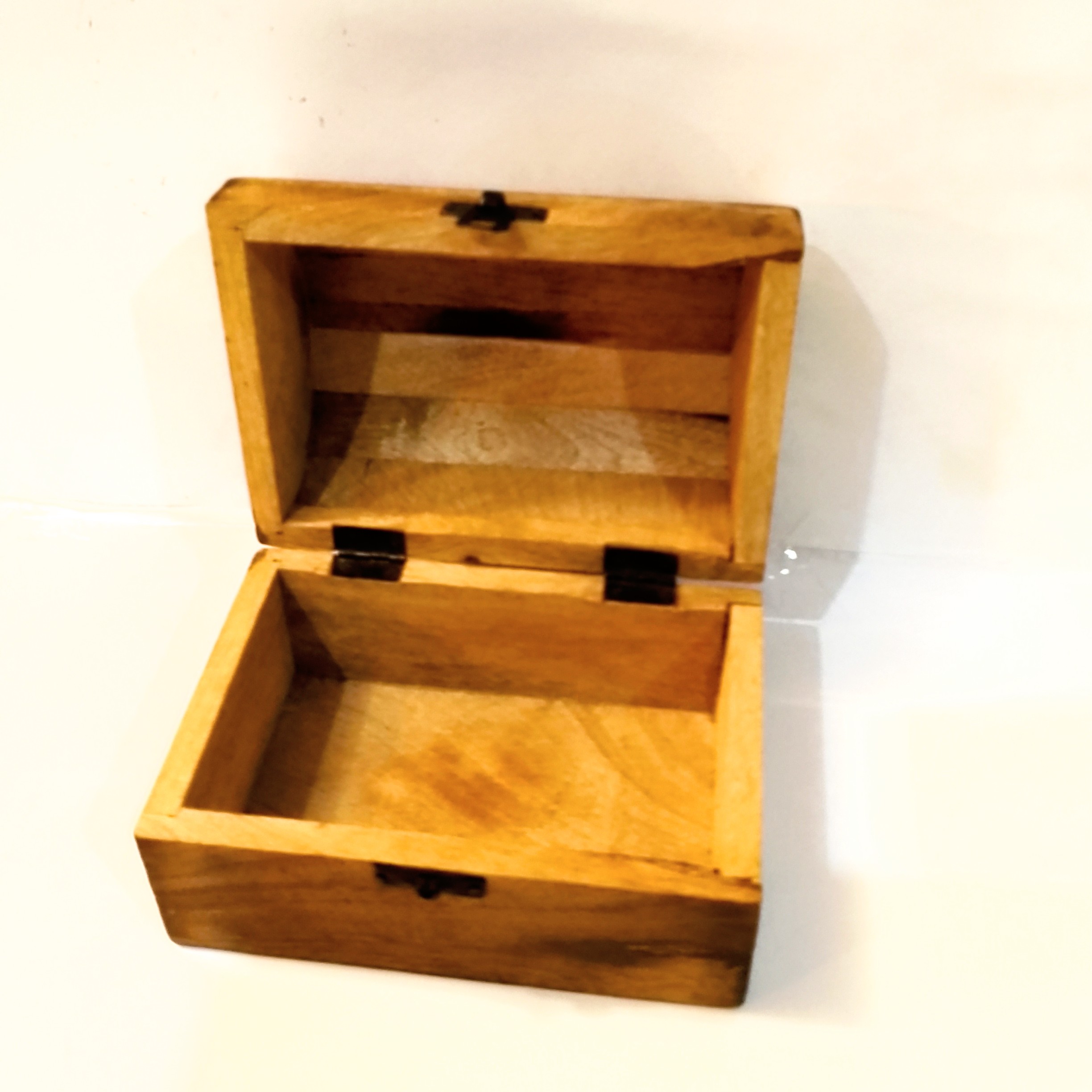 Caja de Madera Tallada con Detalle Metálico Artesanal – Estilo Vintage - Imagen 4