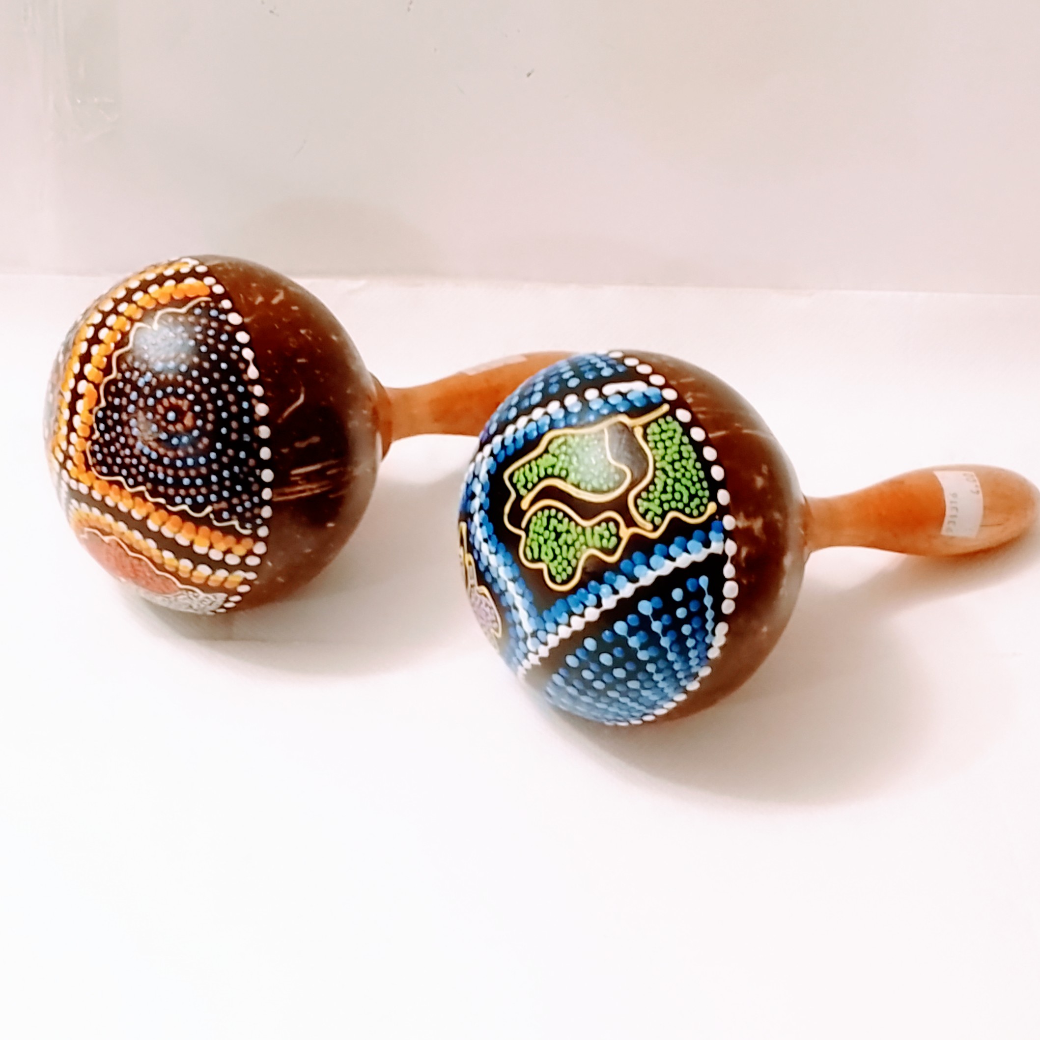 Maracas Artesanales Pintadas a Mano – Diseño Étnico Cultural - Imagen 4