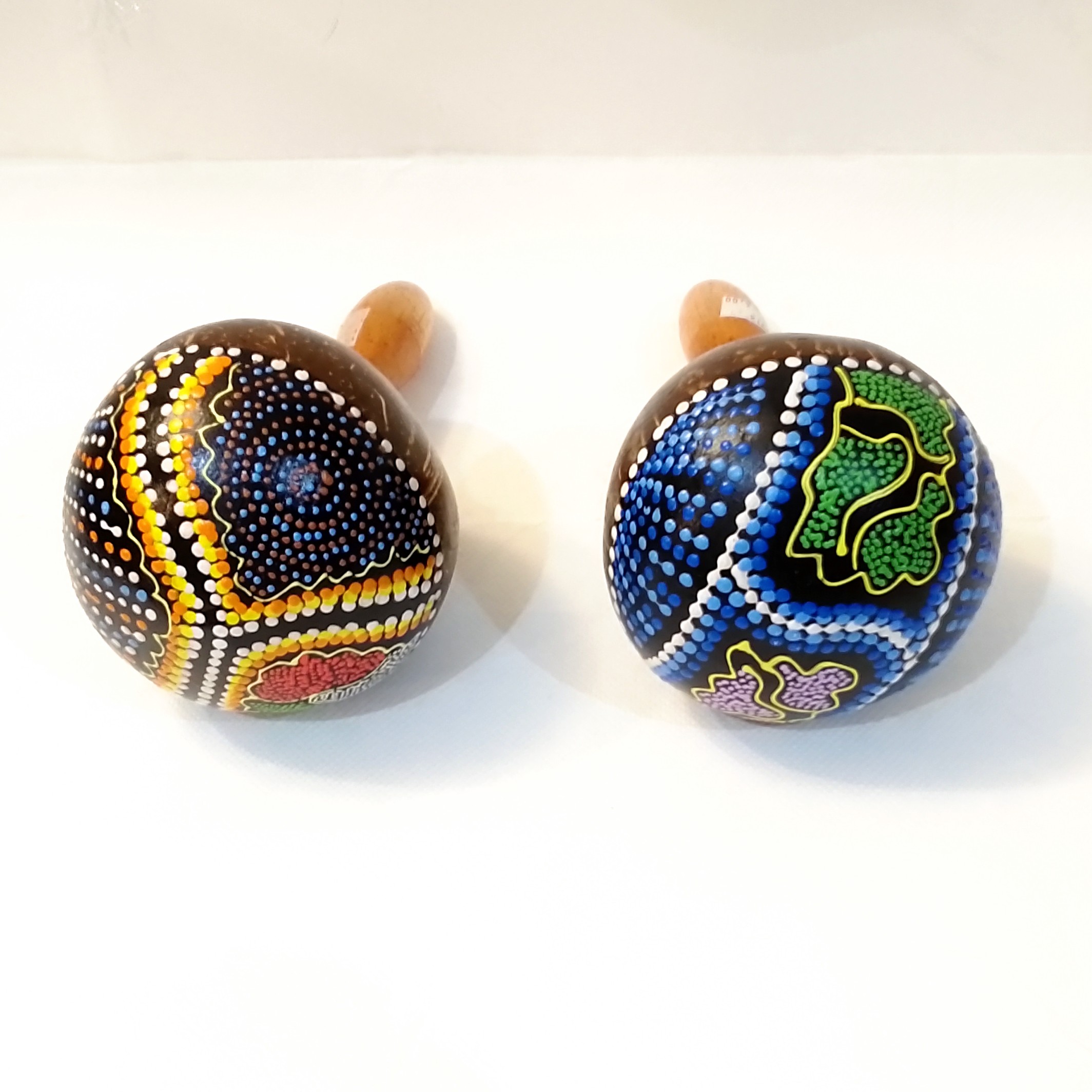 Maracas Artesanales Pintadas a Mano – Diseño Étnico Cultural - Imagen 2
