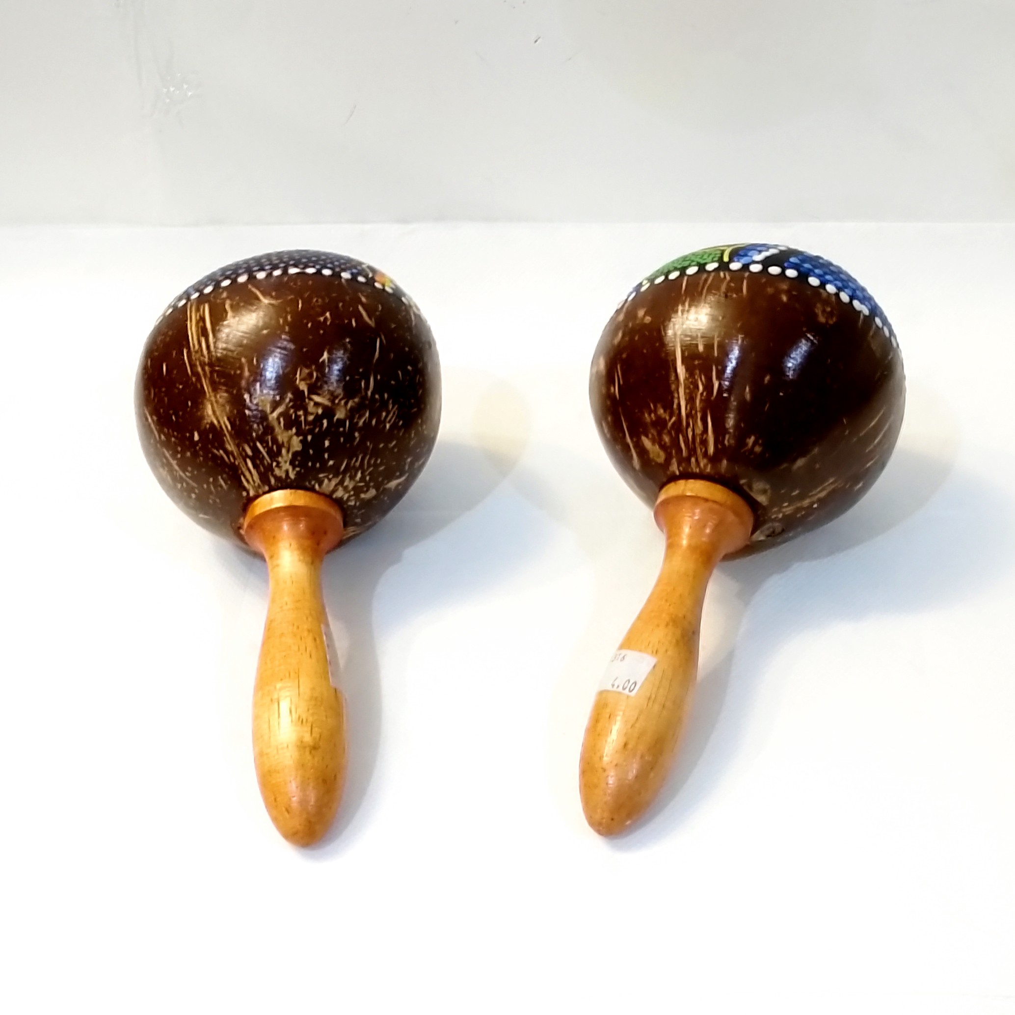 Maracas Artesanales Pintadas a Mano – Diseño Étnico Cultural - Imagen 3