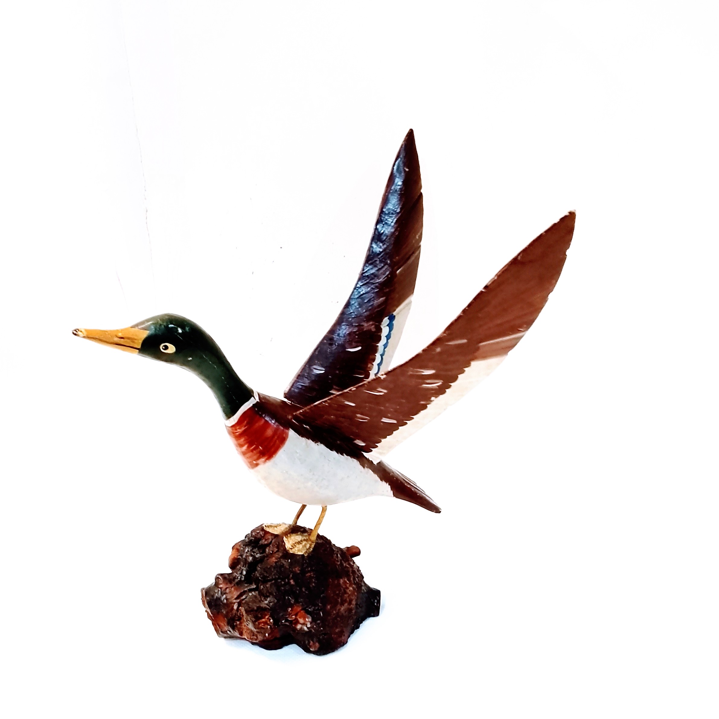 Escultura Artesanal del Pato en Vuelo”