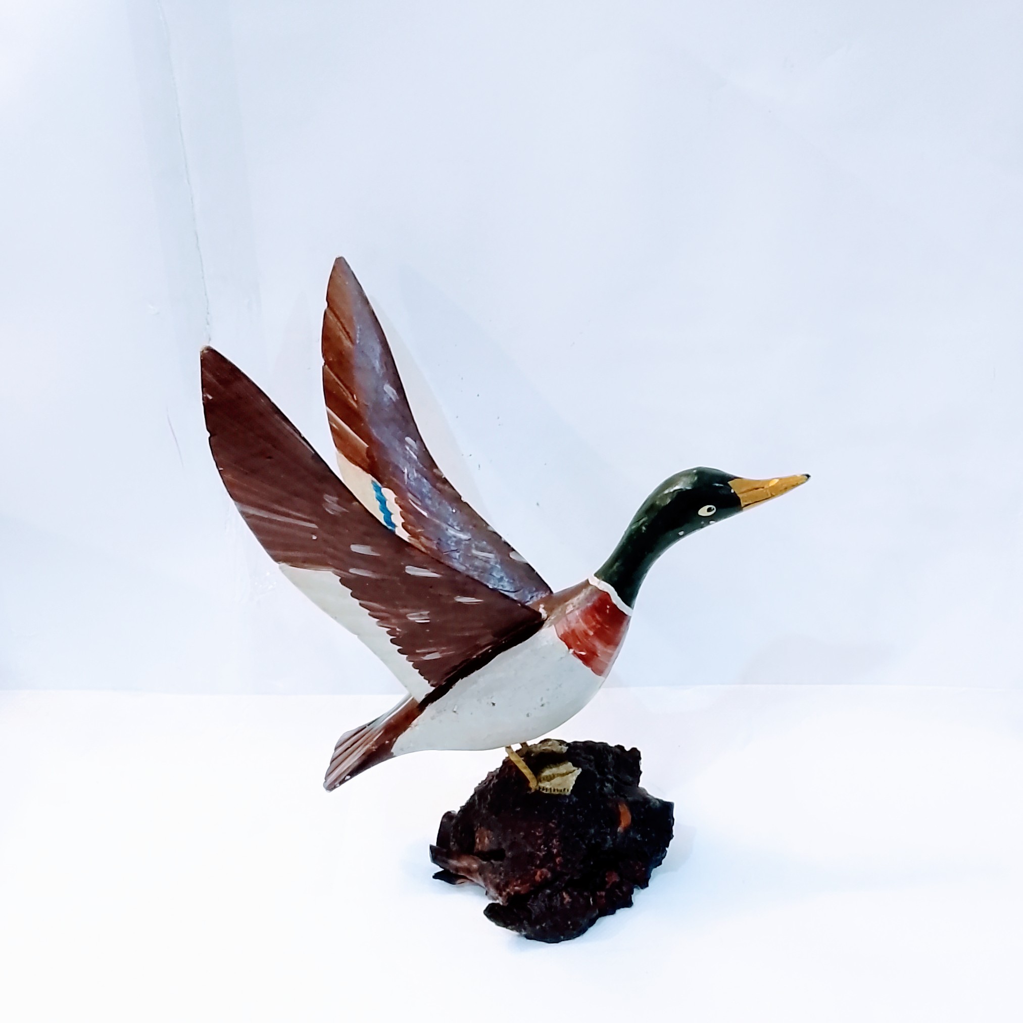 Escultura Artesanal del Pato en Vuelo” - Imagen 4